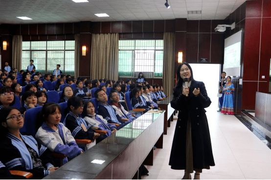 边城高级中学:文明礼仪道德讲堂开讲啦!