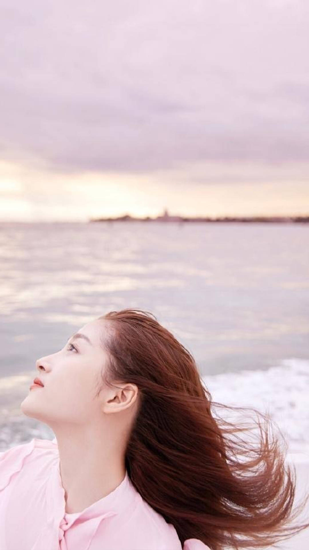 关晓彤甜蜜眼神放空