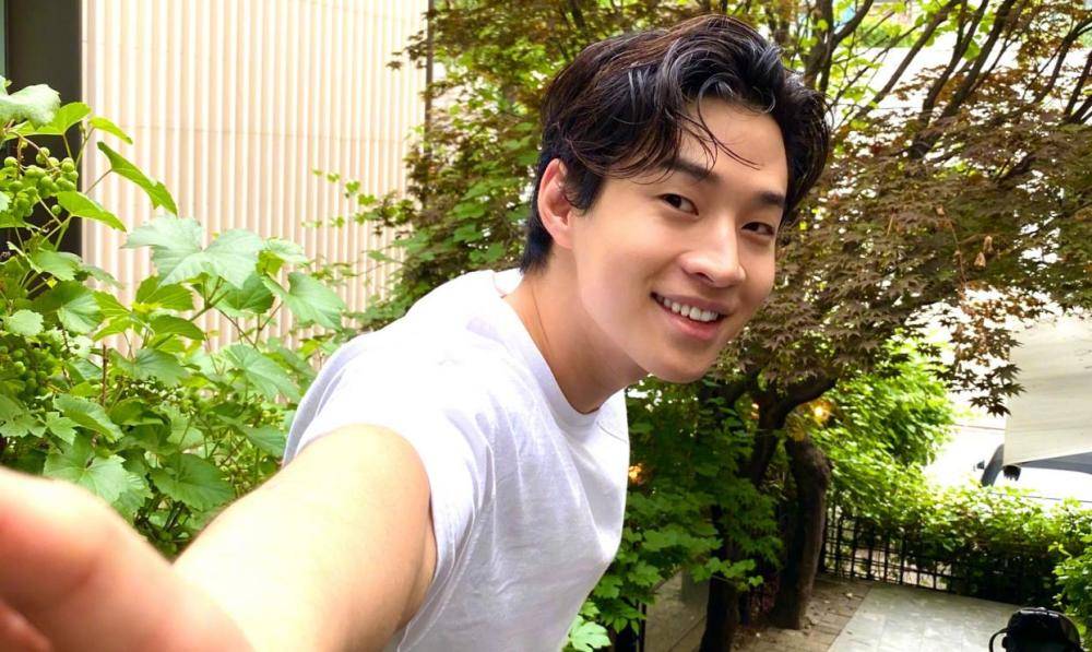 刘宪华作为一名外籍爱豆,为何能在韩国收获高人气及高国民度呢?_henry