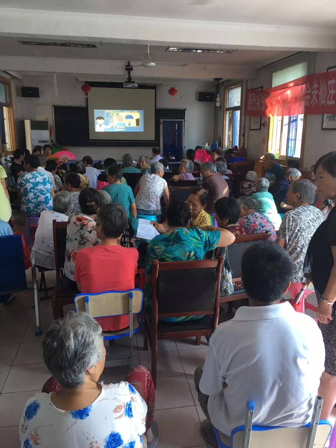 8月28日,我院神经内科二病区秦圣飞主任在朱仙庄矿工人村进行了一场脑