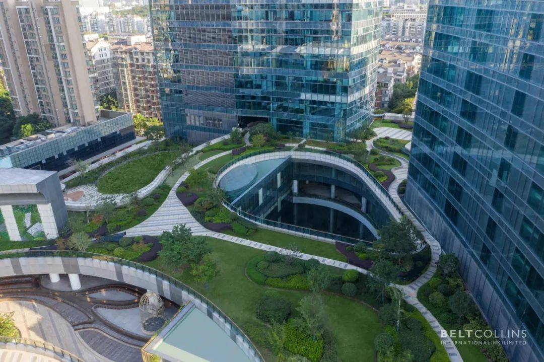 整座商场由下沉式广场,主题中庭,小剧场,屋顶花园,都市农庄等功能区