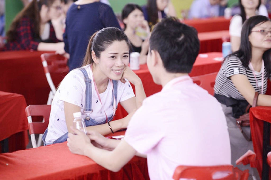 俗语"男女相亲不一样,一个偷瞄一个望",究竟是什么意思呢