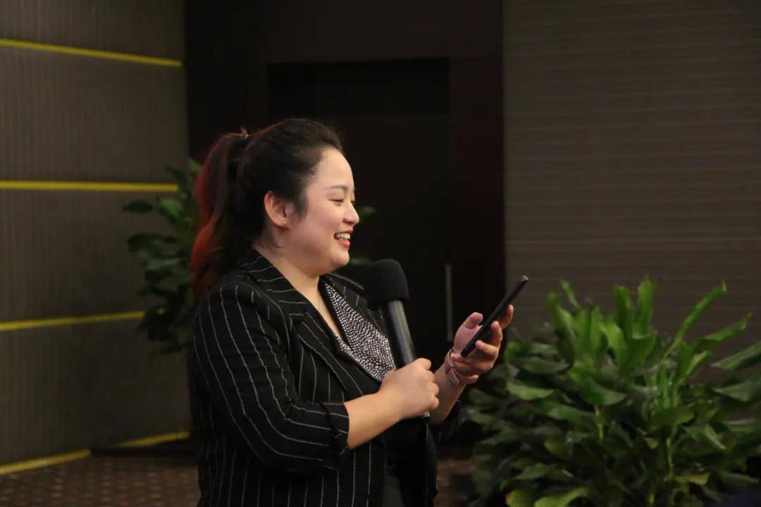 集团培训部负责人游宜倩宣布考试规则和考场纪律业绩关乎团队荣誉