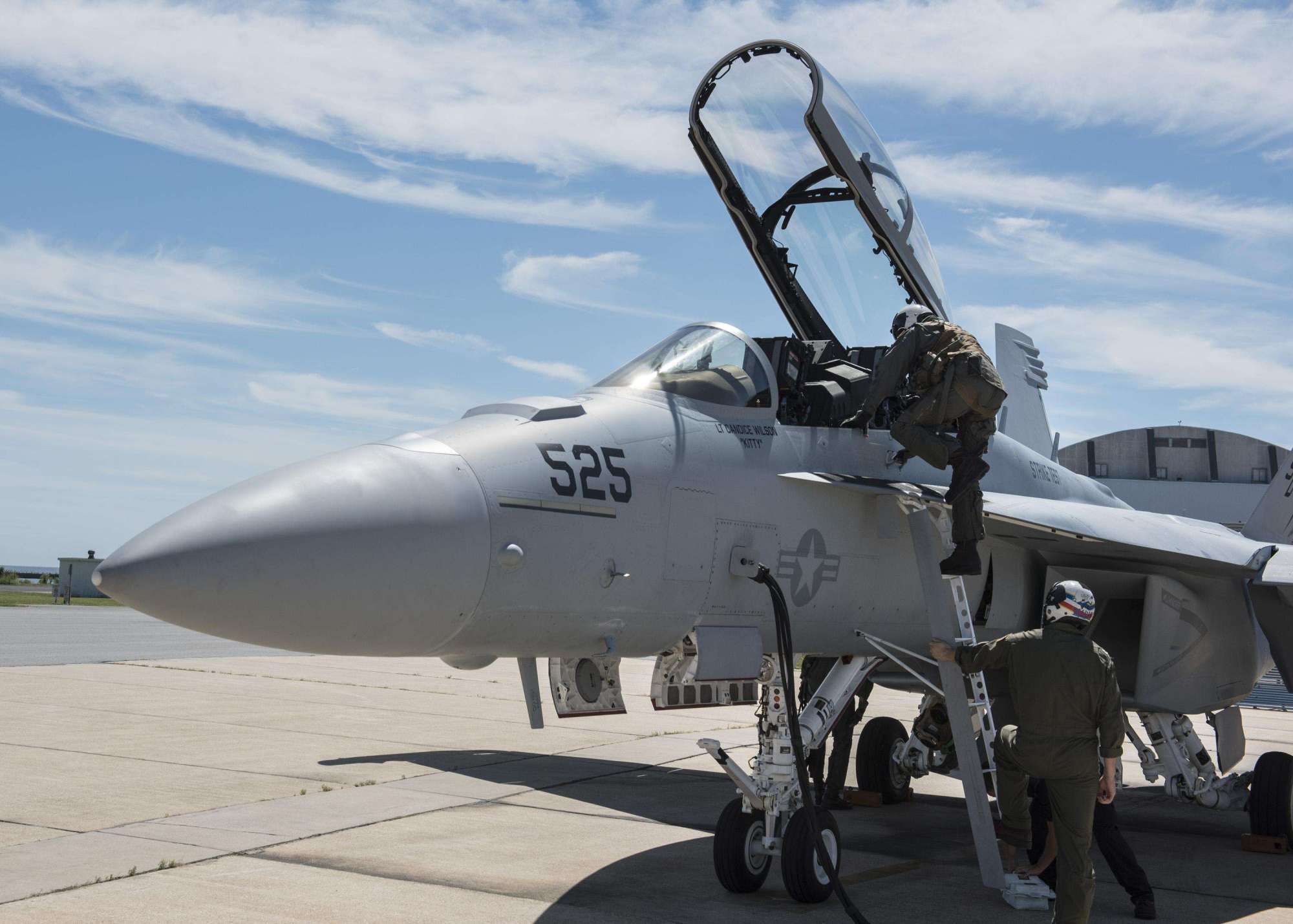 ea-18g咆哮者电子攻击机,战力强悍,f-22战斗机曾败于它手下!