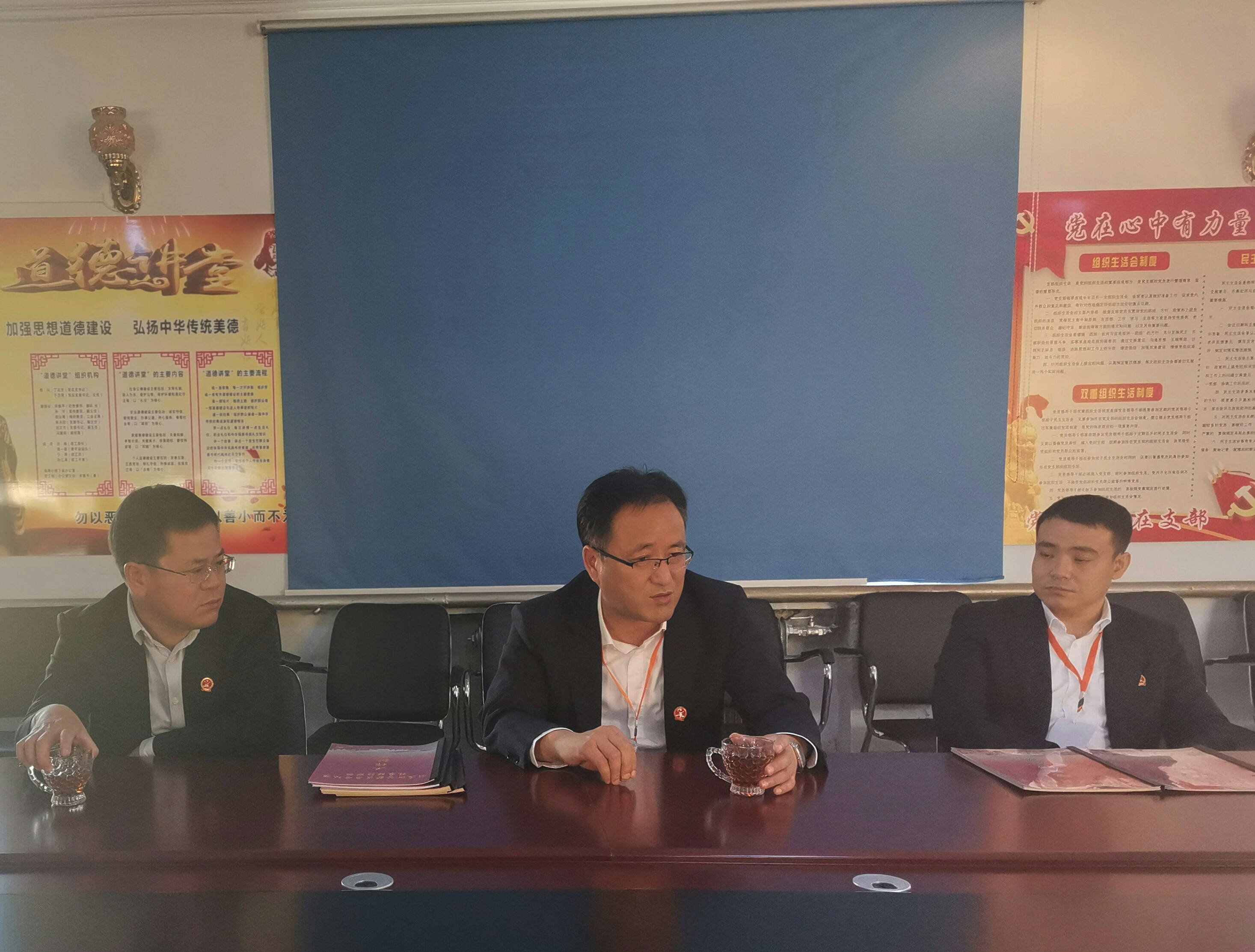 会上,呼玛县委书记孙金峰,县长蒋明明与韩家园林业局党委书记王成军就