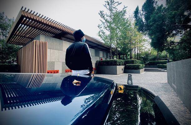 除此以外,还有黄子韬身穿黑色运动服站在一辆豪车前的背影.