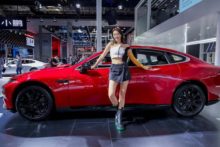 崔馨月体验小鹏p7