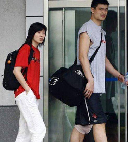 姚明妻子近况曝光,37岁仍貌美如花身材火爆,八岁女儿已达1米6