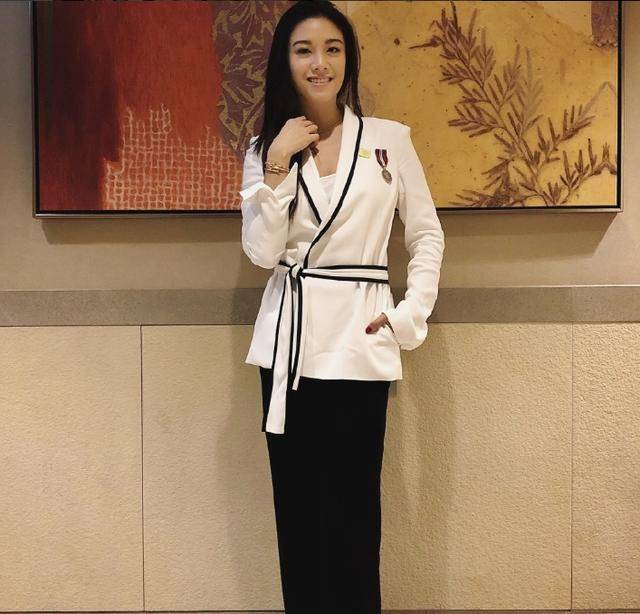 廖碧儿身材比例真是女人中的极品,就算穿上简单的衣服,也很撩_绑带