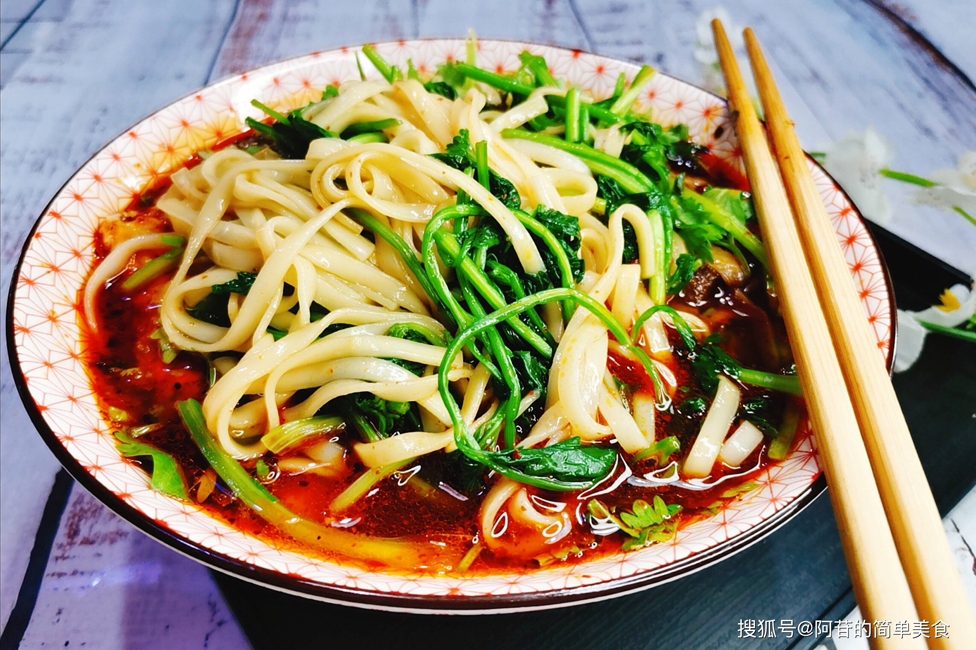 天气渐冷清早吃一碗有味道的香菜面条给秋季的早晨加点料