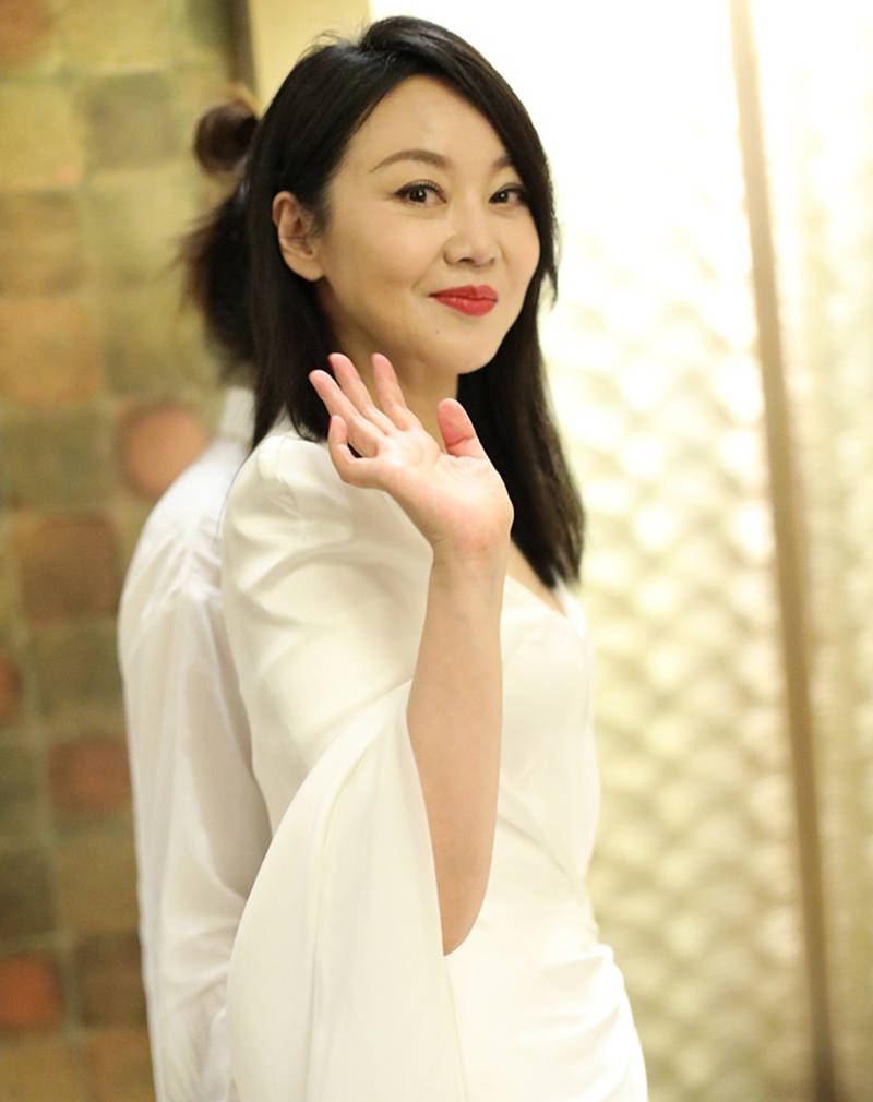 今年8月份,她凭借这部作品拿下了白玉兰奖的最佳女主角,再次登上了新