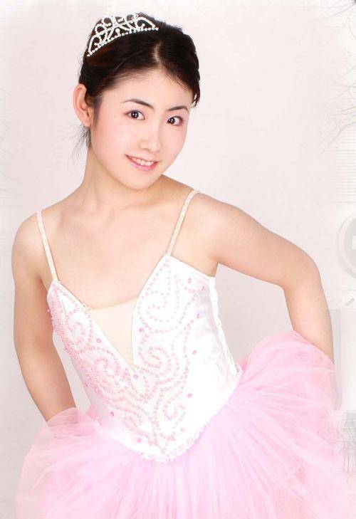 因为漂亮被赵本山看中,却拒绝陪酒被封杀,现成农村教师_曹佳睿