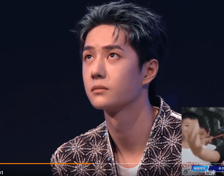 街舞总决赛花絮,王一博跟小朋友握手后,身后小男孩的表情太真实了