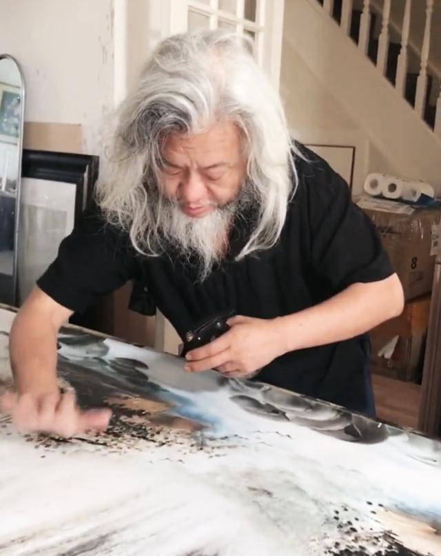 近年来,薛晓平的"掌臂画"达到了炉火纯青的造诣