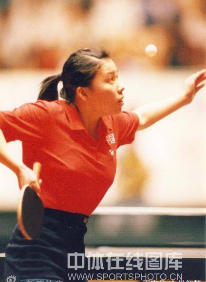 45岁邓亚萍近况:曾败光20亿,依旧霸气侧漏,不愧是冠军