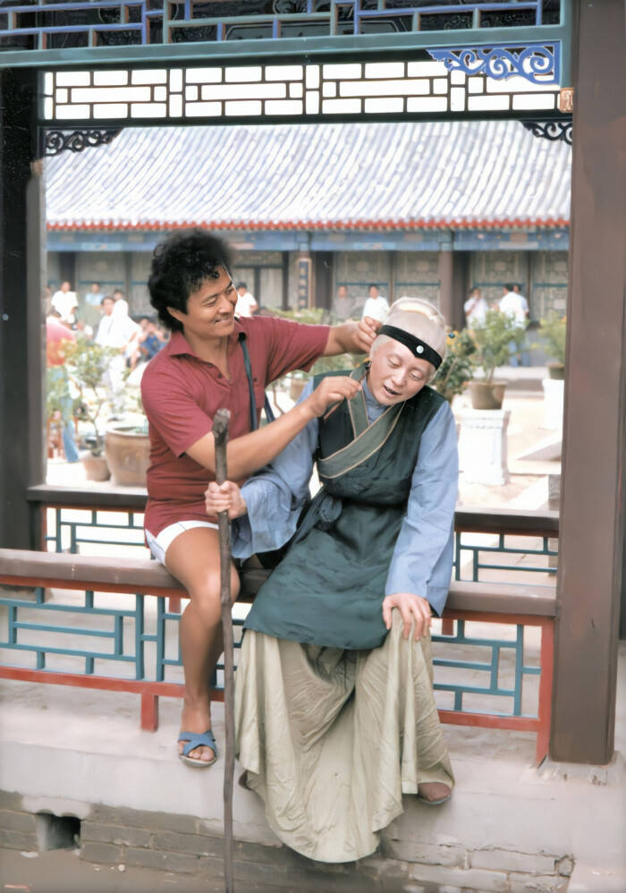 87版《红楼梦》幕后花絮:化妆师给演员现场化妆补妆,好认真