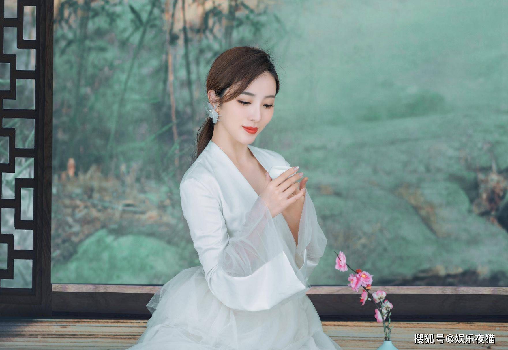 央视最美女主持李思思晒新写真美如仙子