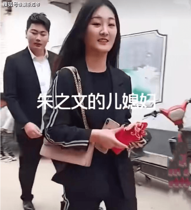 原创朱之文儿媳首登门邻居起哄婆婆超护短后亚男反应堪称大家闺秀