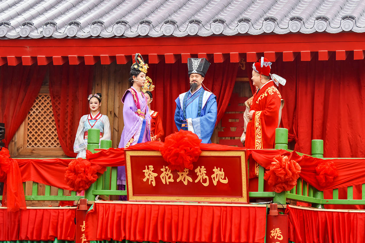 抛绣球招亲虽然是阴雨天,但西安宋城演艺王国里的热闹那也不是盖的