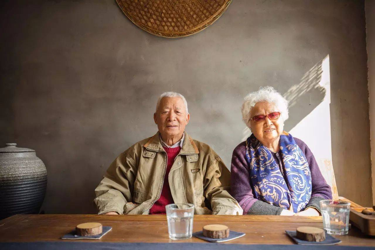 有十万存款,老两口每人每月各有1500退休金,在小县城够花吗,生活能