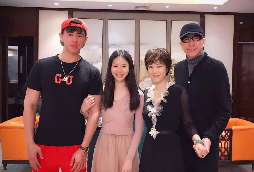 57岁曹燕华近况:培养儿子成优秀翻译,二婚老公比施之皓帅气