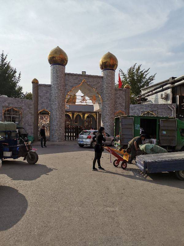 一起看看小山批发市场,人很多!市场后身一个建筑特别漂亮!_唐山