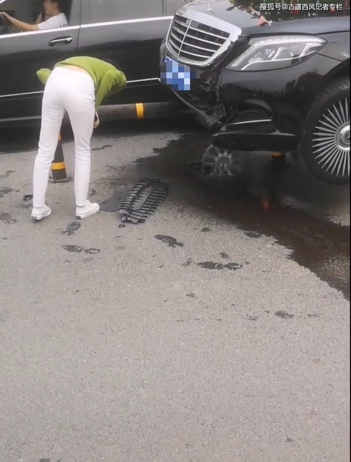 河南郑州:奔驰女司机骑上小区护栏,好好一辆车被撞的漏油又跑气
