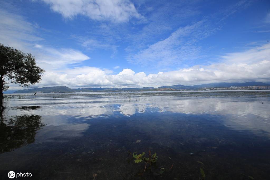 云南大理洱海水天一色 宛如童话世界