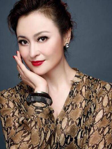 她是《雪山飞狐》中的苗若兰,下嫁房地产大亨,终得幸福