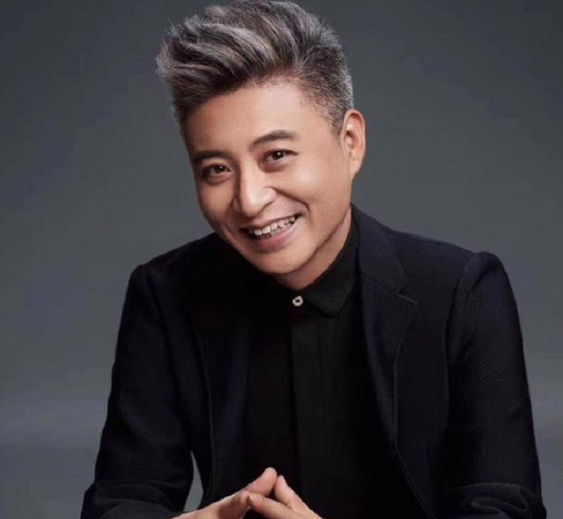 演员周炜白发苍苍,妻子气质好魅力十足,儿子年纪小口才却了得