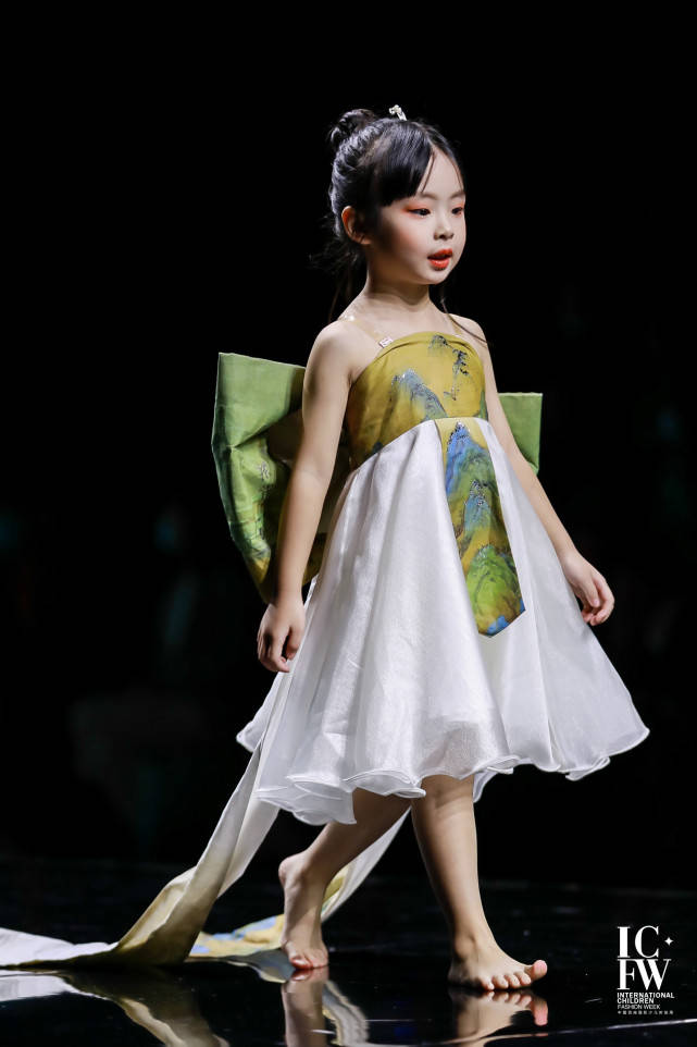 小笼女携西出长安绽放2020中国西南国际少儿时装周_手机搜狐网