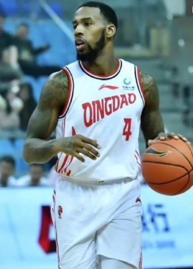 亚当斯回归进入隔离期,虽赶不上首轮仍给青岛男篮吃下"定心丸"