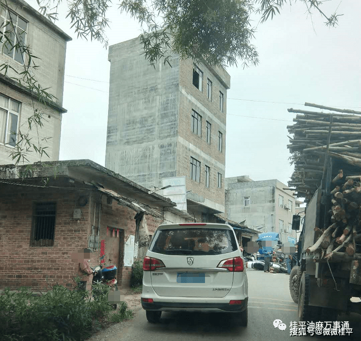 昨日,桂平社坡太安发生交通事故,一老人倒地,表情痛苦!