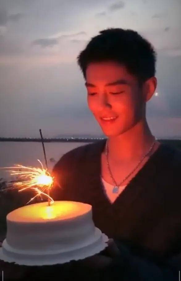 肖战海边晒生日蛋糕许愿,开怀大笑,粉丝:恕我们眼拙