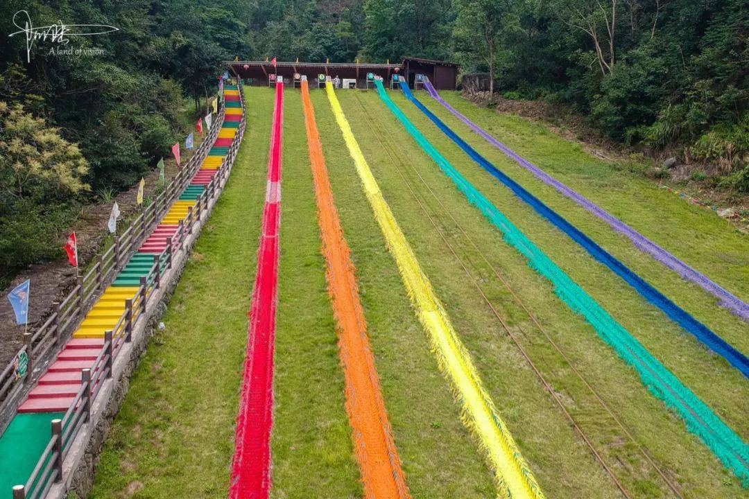 在江南大峡谷深处原来还隐藏着一处绝美的滑草场