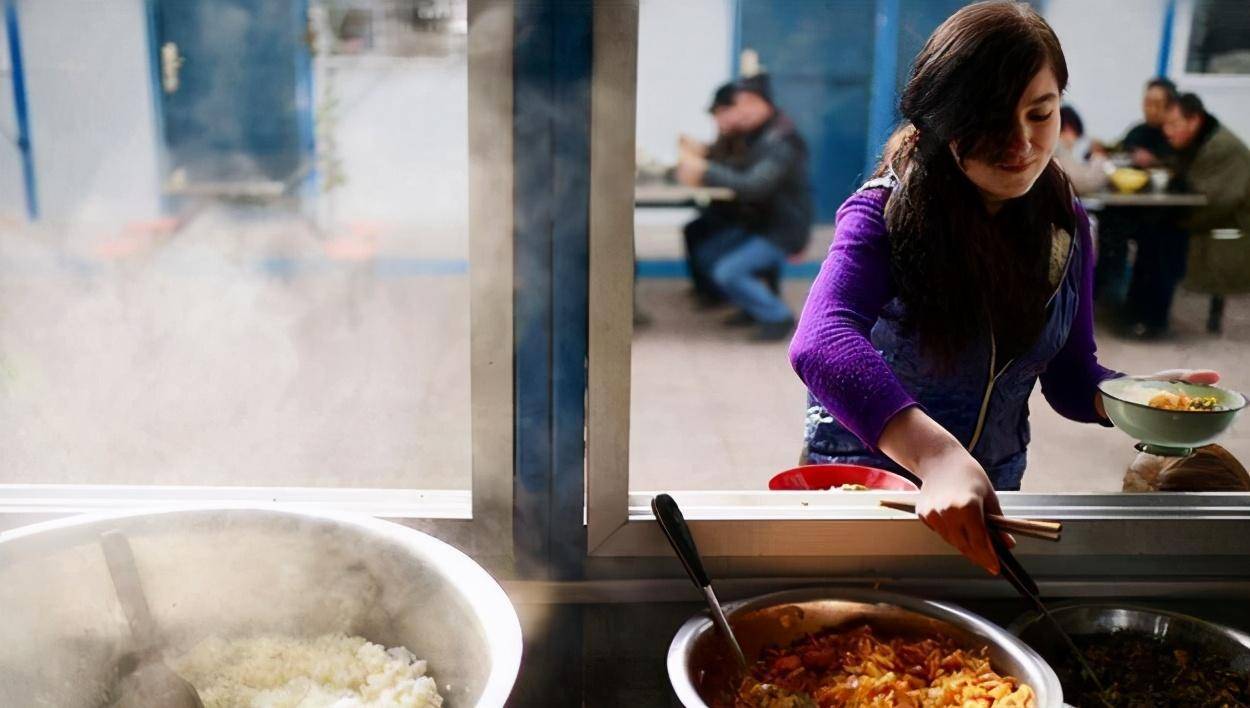 24岁外国姑娘米哈娜,嫁45岁中国农民工,婚后住工地称