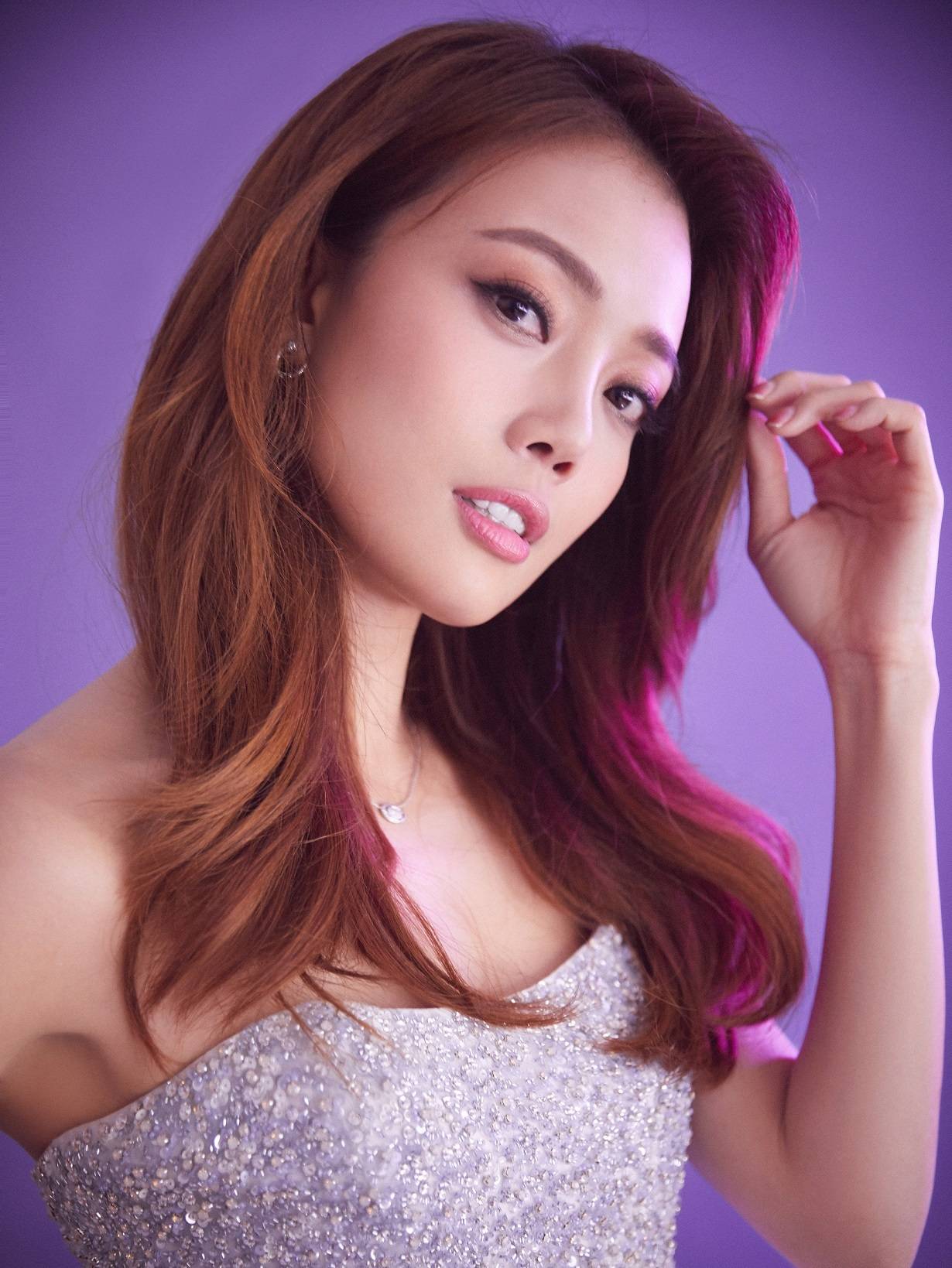 容祖儿出席央视国庆晚会搭档李易峰演唱你安好我无恙致敬抗疫英雄