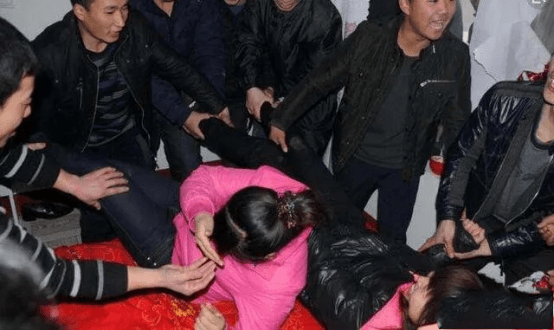 稍微有些素质的人,有些道德底线的人,都不会认同恶俗婚闹的合理性.