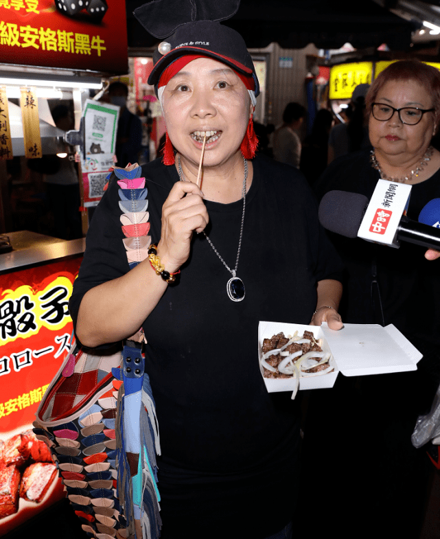 费玉清尼姑姐姐逛夜市,穿金戴银载歌载舞,吃肉购物花费7700_张菲