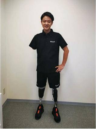 在日本,有1位小伙子,在20岁那年发生了一场事故,导致右臂和2条腿截肢