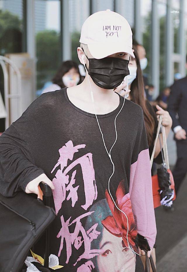 周震南个性私服太吸睛驾驭各式帽子超个性如此美男子你爱了吗