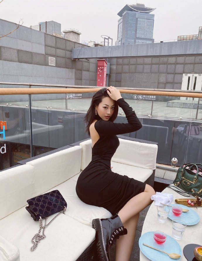 山东的姑娘,她的身高直逼180,这样的一个身高已经远远超过南方的一些