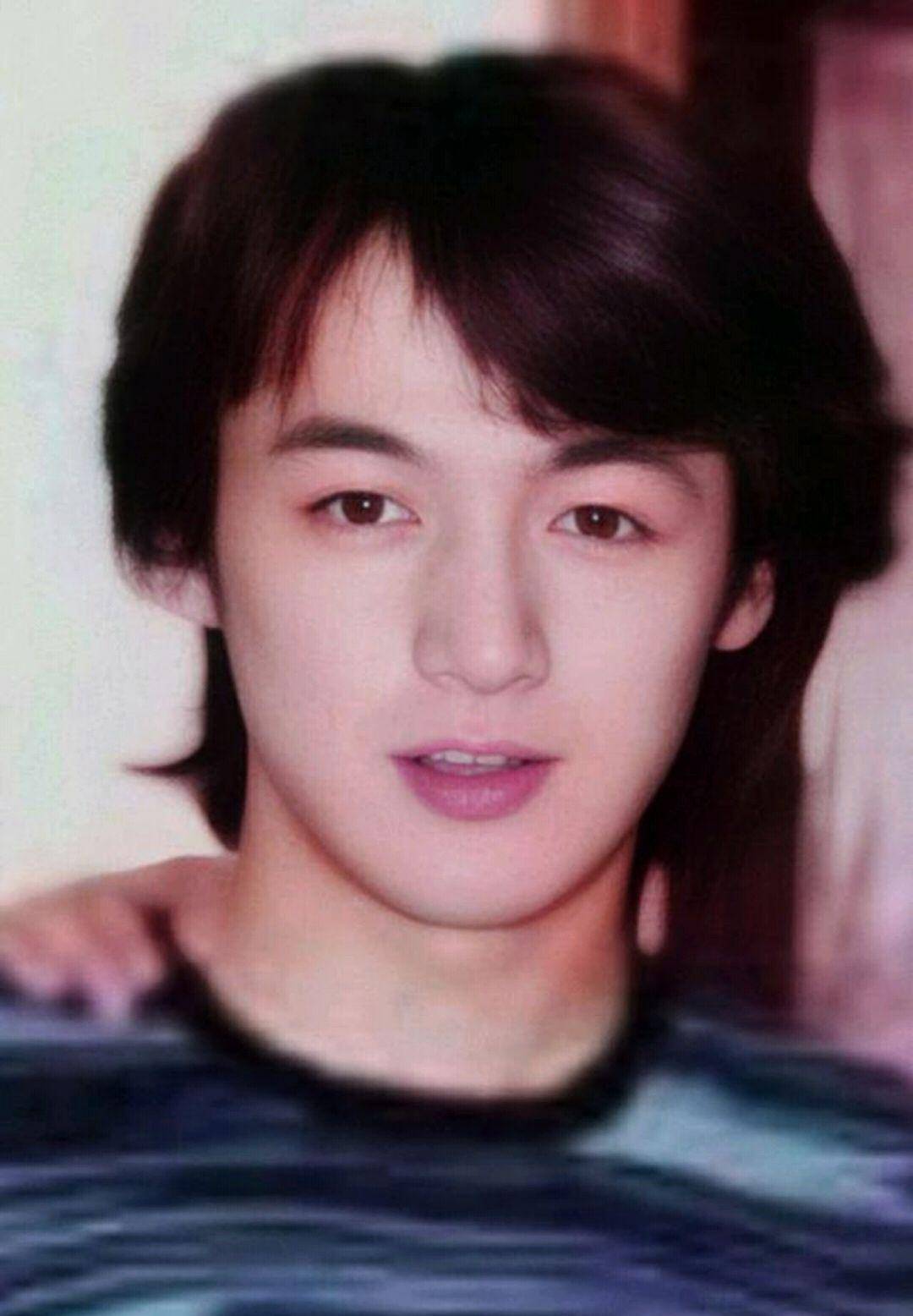 男星旧照片,邓伦跟现在判若两人,看到张艺兴振奋了_手机搜狐网