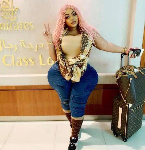 非洲卡戴珊又作妖自信秀大号巨臀这漏斗身材你能欣赏吗