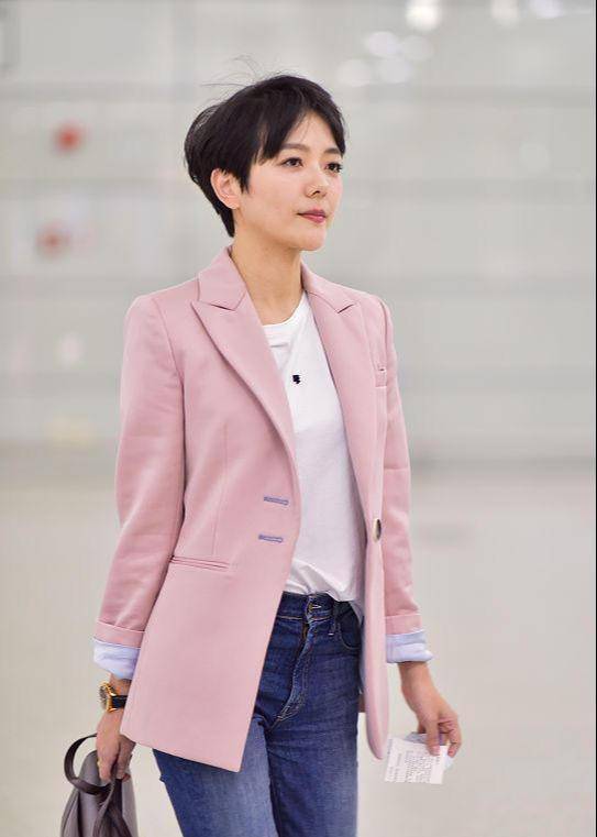 汪涵老婆杨乐乐真洋气穿粉色西装配9分裤照穿时髦又减龄