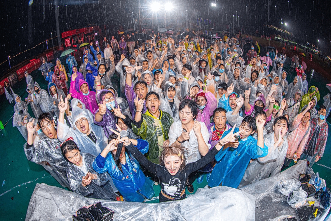 百威x咪豆音乐节 超3亿关注,潮人集结high爆全场释放真我