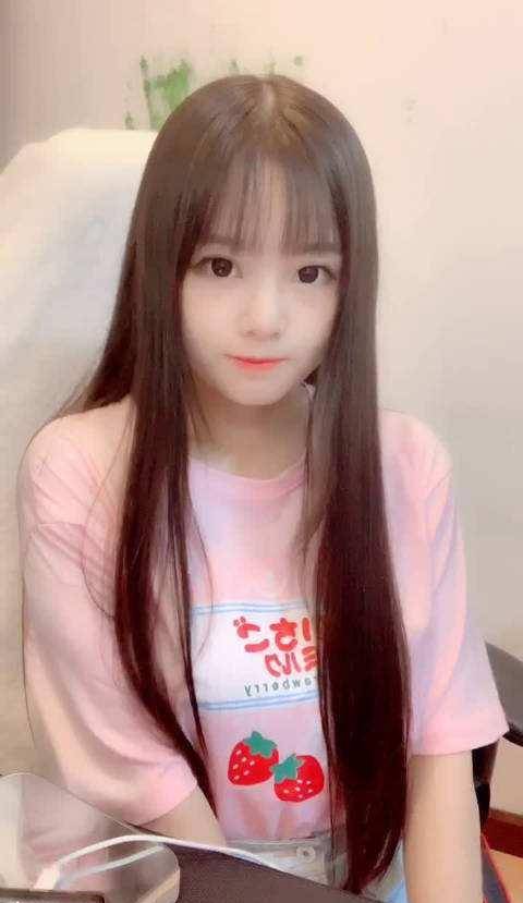 宸荨樱桃本人和自拍判若两人,网红的颜值真的可靠吗?