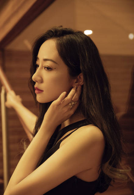 韩雪披肩卷发配红唇冷艳优雅一颦一笑女人味十足