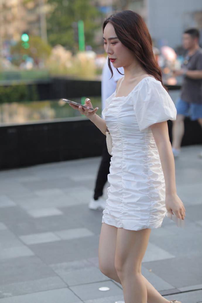 街拍:白色一字肩短裙,魅力自然散发_手机搜狐网