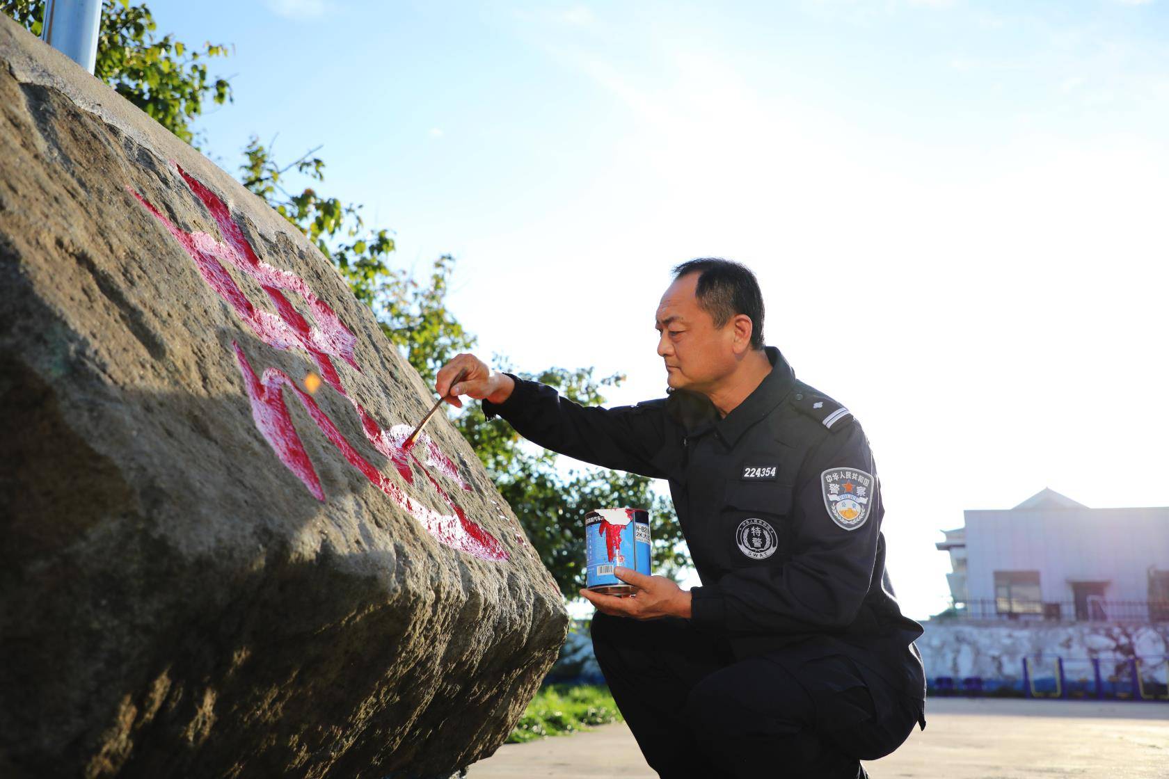 於成進忠誠鑄警魂警徽耀邊陲